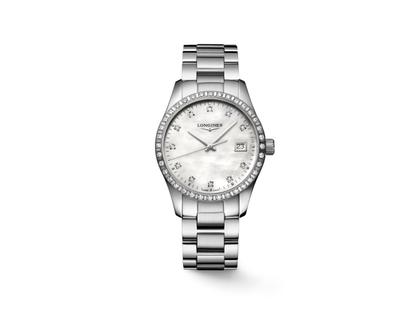Longines Conquest Classic Quarz Edelstahl 34mm weißes Perlmutt-Zifferblatt mit Diamanten Metallband – Damenuhren Uhr mit Datum aus Edelstahl. Das Gehäuse ist rund und silber. Das Edelstahlarmband ist silber. Das Zifferblatt ist ein Index in weiß.