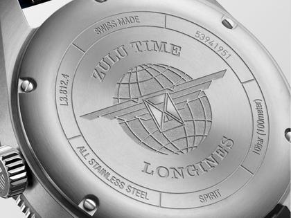 Longines Spirit Zulu Time Automatik Edelstahl 42mm blaues Zifferblatt blaues Lederband – Herrenuhren Uhr mit Datum aus Edelstahl, Keramik und Leder. Das Gehäuse ist rund und silber. Das Lederarmband ist blau. Das Zifferblatt ist arabisch und blau. – Ansicht 3