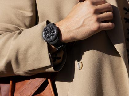 Garmin Instinct Crossover Solar faserverstärktes Polymer schiefergrau 45 mm Kautschukband schiefergrau – Herrenuhren Uhr Multifunktion aus Kautschuk und Kunststoff. Das Gehäuse ist rund und grau. Das Kautschuk / Kunststoff / Silikon Armband ist grau. Das Zifferblatt ist analog digital und schwarz. – Ansicht 8