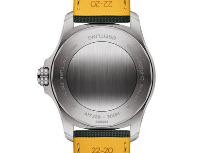 Breitling Avenger Automatik 42 Edelstahl grünes Zifferblatt dunkelgrünes Lederband – Herrenuhren Uhr mit Datum aus Edelstahl und Leder. Das Gehäuse ist rund und silber. Das Lederarmband ist grün. Das Zifferblatt ist ein Index in grün. – Ansicht 4