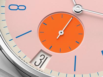 Nomos Glashütte Tangente 38 Datum "175 Years Watchmaking - Flamingopink" Handaufzug Edelstahl rosa Zifferblatt graues Textilband Glasboden – Herrenuhren Uhr mit Datum aus Edelstahl. Das Gehäuse ist rund und silber. Das Textilarmband ist grau. Das Zifferblatt ist arabisch Index und rosa. – Ansicht 5