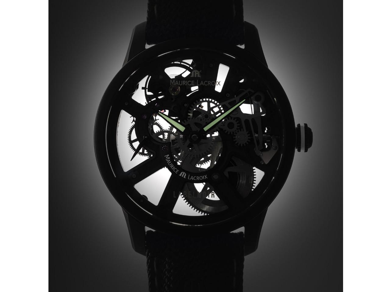 Maurice Lacroix Masterpiece Skeleton Label Noir Handaufzug Edelstahl Schwarz-DLC 43mm schwarzes Zifferblatt schwarzes Textilband – Herrenuhren Uhr ohne Datum aus DLC beschichtet, Edelstahl und PVD beschichtet. Das Gehäuse ist rund und schwarz. Das Textilarmband ist schwarz. Das Zifferblatt ist skelettiert und schwarz. – Ansicht 7