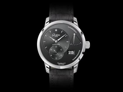Glashütte Original PanoReserve Handaufzug Edelstahl 40mm graues Zifferblatt graues Lederband – Herrenuhren Uhr mit Datum aus Edelstahl. Das Gehäuse ist rund und silber. Das Lederarmband Kroko / Alligator ist grau. Das Zifferblatt ist ein Index in grau. – Ansicht 3