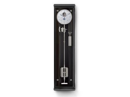 Erwin Sattler Wand-Präzisionspendeluhr Secunda Lunaris M Handaufzug silbernes Zifferblatt – Großuhren Wanduhr aus Edelstahl und Holz. Das Gehäuse ist rechteckig und schwarz. Das Zifferblatt ist römisch und silber.