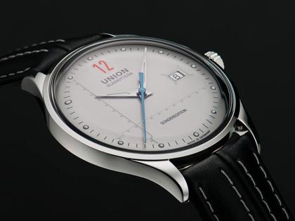 Union Glashütte Noramis Datum Paul Pietsch Sonderedition Automatik Edelstahl 40mm silbernes Zifferblatt schwarzes Lederband – Herrenuhren Uhr mit Datum aus Edelstahl. Das Gehäuse ist rund und silber. Das Lederarmband ist schwarz. Das Zifferblatt ist ein Index in silber. – Ansicht 3