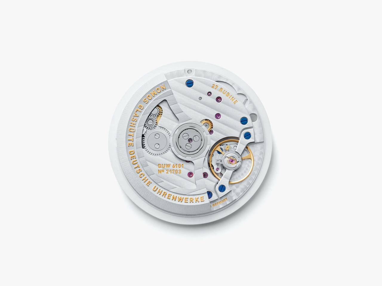 Nomos Glashütte Orion neomatik 41 Datum New Black Automatik Edelstahl schwarzes Zifferblatt schwarzes Lederband Glasboden – Herrenuhren Uhr mit Datum aus Edelstahl, Leder und rhodiniert. Das Gehäuse ist rund und silber. Das Lederarmband ist schwarz. Das Zifferblatt ist ein Index in schwarz. – Ansicht 7