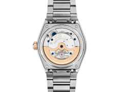 Frederique Constant Highlife Perpetual Calendar Manufacture Automatik Edelstahl Roségold-PVD 41mm silbernes Zifferblatt Metallband bicolor – Herrenuhren Uhr mit Kalender aus Edelstahl und PVD beschichtet. Das Gehäuse ist rund und silber-roségold. Das Edelstahlarmband ist silber-roségold. Das Zifferblatt ist ein Index in silber. – Ansicht 2