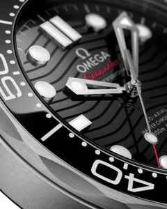 Omega Seamaster Diver 300M Automatik Edelstahl 42mm schwarzes Zifferblatt schwarzes Kautschukband – Herrenuhren Uhr mit Datum aus Edelstahl und Keramik. Das Gehäuse ist rund und silber. Das Kautschuk / Kunststoff / Silikon Armband ist schwarz. Das Zifferblatt ist ein Index in schwarz. – Ansicht 4