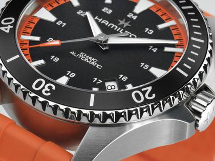 Hamilton Khaki Navy Scuba Auto Edelstahl 40mm schwarzes Zifferblatt orangenes Kautschukband – Herrenuhren Uhr mit Datum aus Edelstahl und Kautschuk. Das Gehäuse ist rund und silber. Das Kautschuk / Kunststoff / Silikon Armband ist orange. Das Zifferblatt ist arabisch Index und schwarz. – Ansicht 4