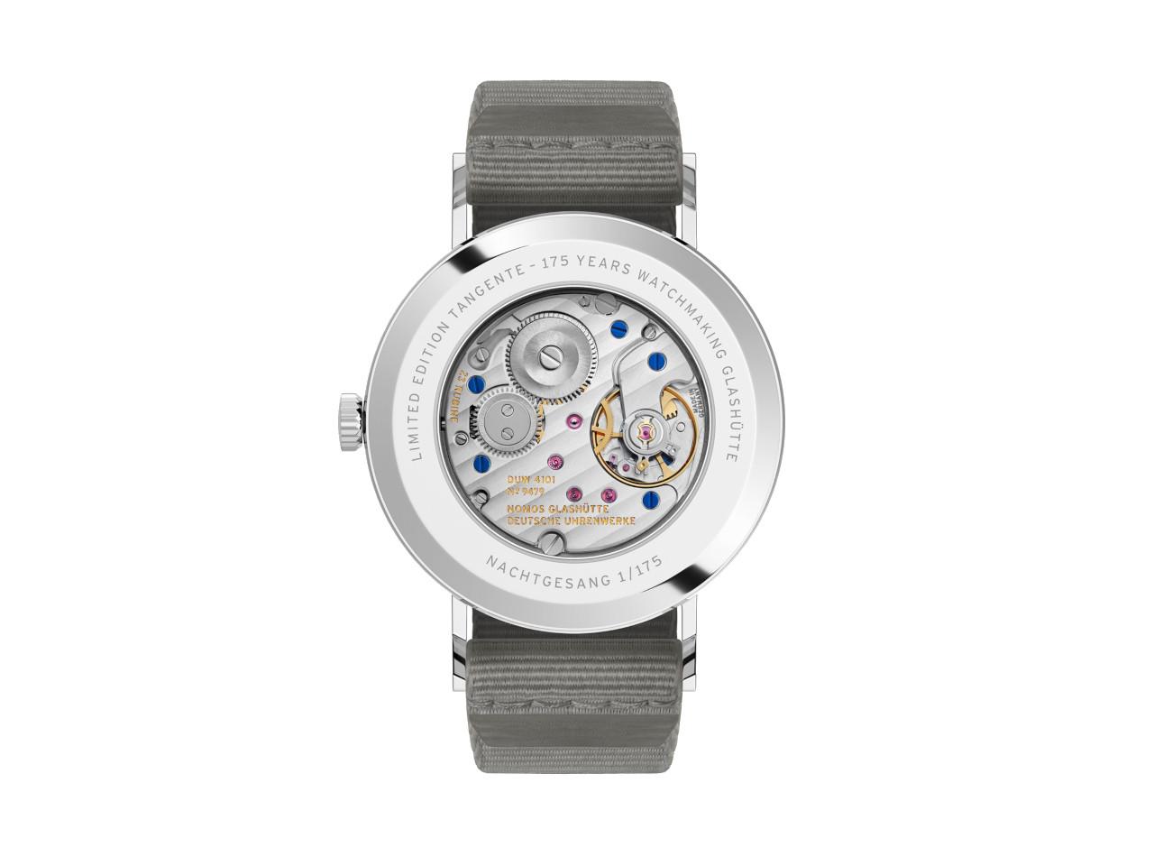 Nomos Glashütte Tangente 38 Datum "175 Years Watchmaking - Nachtgesang" Handaufzug Edelstahl blaues Zifferblatt graues Textilband Glasboden – Herrenuhren Uhr mit Datum aus Edelstahl. Das Gehäuse ist rund und silber. Das Textilarmband ist grau. Das Zifferblatt ist arabisch Index und blau. – Ansicht 2