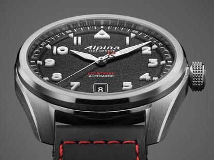 Alpina Startimer Pilot Automatik Edelstahl 40mm schwarzes Zifferblatt schwarzes Textilband – Herrenuhren Uhr mit Datum aus Edelstahl. Das Gehäuse ist rund und silber. Das Textilarmband ist schwarz. Das Zifferblatt ist arabisch Index und schwarz. – Ansicht 4