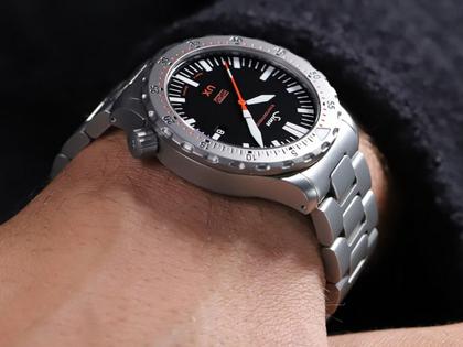Sinn Spezialuhren Taucheruhr UX (EZM 2B) Metallband – Herrenuhren Uhr mit Datum aus Edelstahl. Das Gehäuse ist rund und silber. Das Edelstahlarmband ist silber. Das Zifferblatt ist ein Index in schwarz. – Ansicht 2