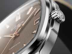 Glashütte Original Seventies Vintage Kollektion Tweed Amp Automatik Edelstahl 39x39mm beiges Zifferblatt beiges Kautschukband – Herrenuhren Uhr mit Datum aus 750 Rotgold, Edelstahl und Kautschuk. Das Gehäuse ist quadratisch und silber. Das Kautschuk / Kunststoff / Silikon Armband ist beige. Das Zifferblatt ist ein Index in beige. – Ansicht 3