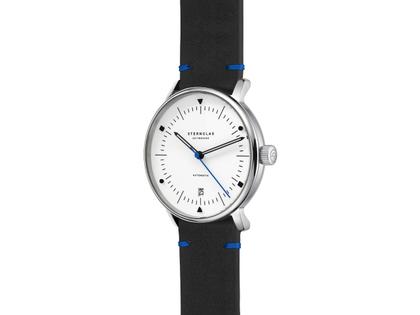 Sternglas Naos Edition Bauhaus X Blau Automatik Edelstahl 38mm beiges Zifferblatt schwarzes Lederband – Herrenuhren Uhr mit Datum aus Edelstahl. Das Gehäuse ist rund und silber. Das Lederarmband ist schwarz. Das Zifferblatt ist ein Index in beige. – Ansicht 3