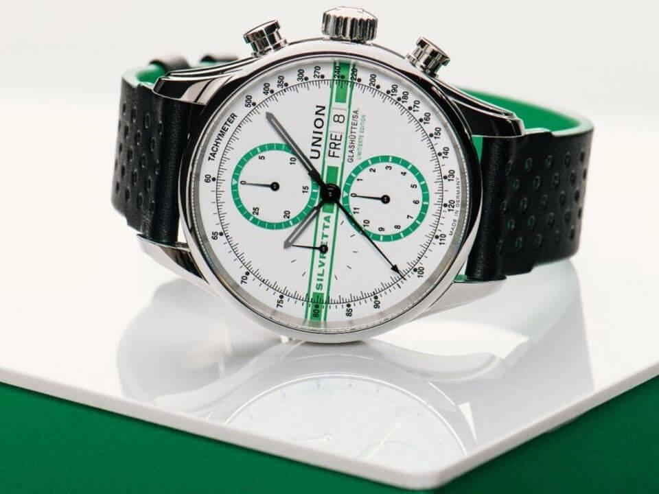 Union Glashütte Viro Chronograph Silvretta Classic 2022 Limited Edition Automatik Edelstahl 44mm weiß-grünes Zifferblatt schwarzes Lederband – Herrenuhren Chronograph aus Edelstahl. Das Gehäuse ist rund und silber. Das Lederarmband ist schwarz. Das Zifferblatt ist ein Index in grün. – Ansicht 6