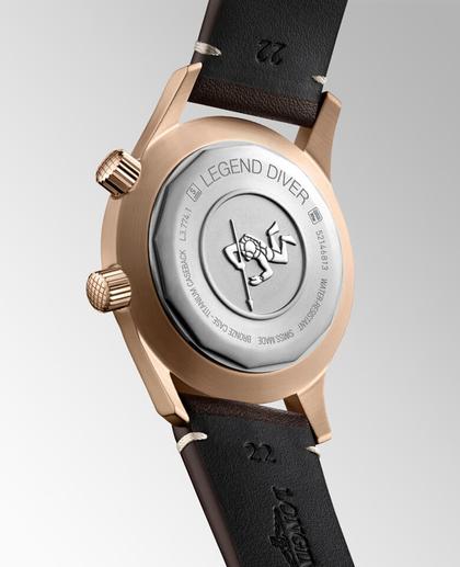 Longines Legend Diver Automatik Bronze 42mm grünes Zifferblatt braunes Lederband und grünes Natoband – Herrenuhren Uhr ohne Datum aus Bronze und Titan. Das Gehäuse ist rund und roségold. Das Lederarmband ist braun. Das Zifferblatt ist arabisch Index und grün. – Ansicht 3