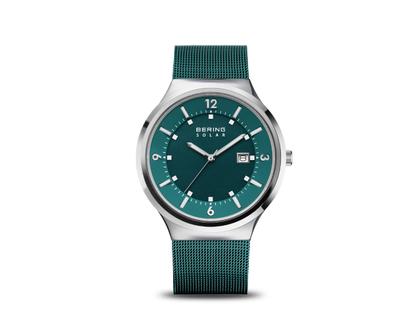 Bering Solar Edelstahl 42mm grünes Zifferblatt grünes Metallband – Herrenuhren Uhr mit Datum aus Edelstahl. Das Gehäuse ist oval und silber. Das Edelstahlarmband ist grün. Das Zifferblatt ist arabisch Index und grün.