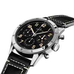 Breitling Avi Ref. 765 1953 Re-Edition Handaufzug Edelstahl 41mm schwarzes Zifferblatt schwarzes Lederbnad – Herrenuhren Chronograph aus Edelstahl. Das Gehäuse ist rund und silber. Das Lederarmband ist schwarz. Das Zifferblatt ist arabisch Index und schwarz. – Ansicht 2