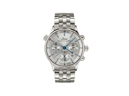 Sinn Spezialuhren 6000 Frankfurter Finanzplatzuhr Automatik Edelstahl 38,5mm silberfarbenes Zifferblatt Metallband limitiert – Herrenuhren Chronograph aus Edelstahl. Das Gehäuse ist rund und silber. Das Edelstahlarmband ist silber. Das Zifferblatt ist ein Index in silber.