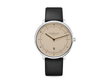 Sternglas Naos XL Quarz Edelstahl 42mm braunes Zifferblatt schwarzes Lederband – Herrenuhren Uhr mit Datum aus Edelstahl. Das Gehäuse ist rund und silber. Das Lederarmband ist schwarz. Das Zifferblatt ist arabisch Index und braun.