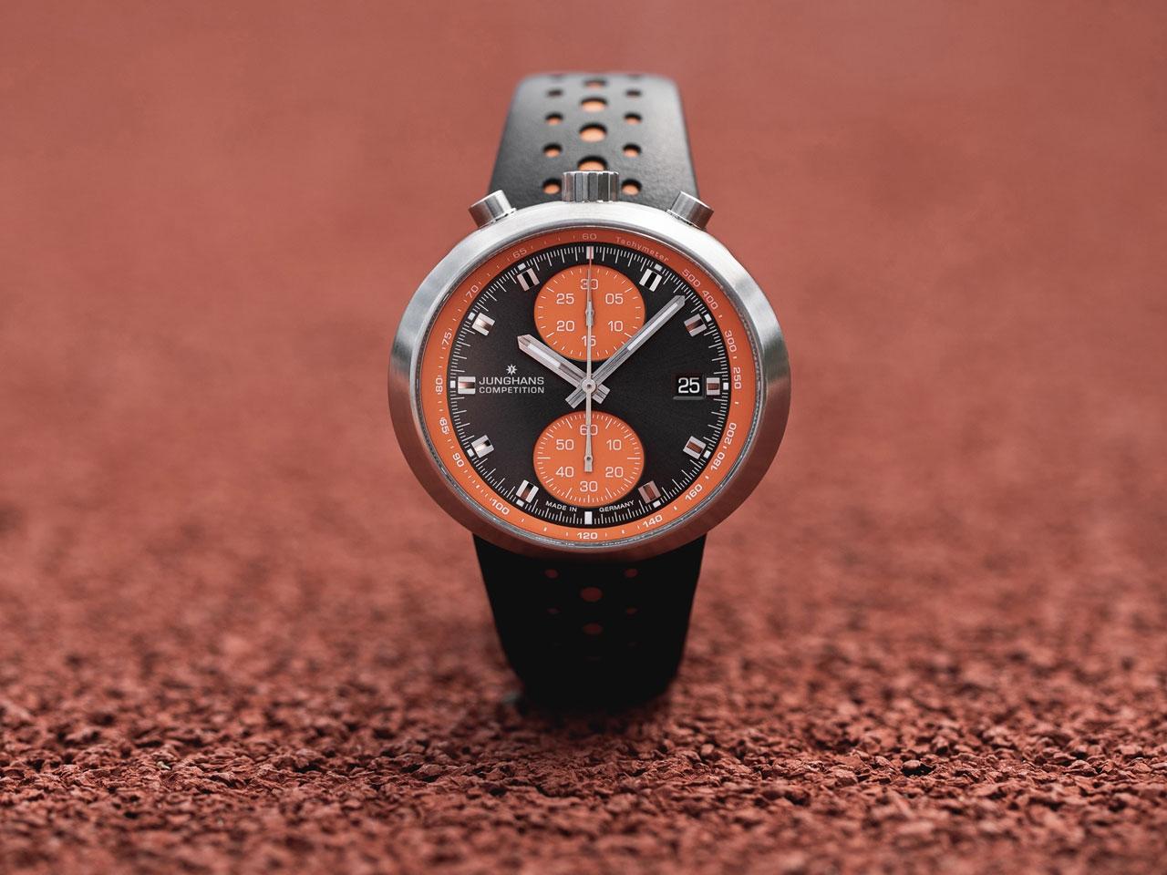 Junghans 1972 Competition Automatik Edelstahl 43mm graues Zifferblatt schwarzes Lederband – Herrenuhren Chronograph aus Edelstahl und Leder. Das Gehäuse ist rund und silber. Das Lederarmband ist schwarz. Das Zifferblatt ist ein Index in grau. – Ansicht 3