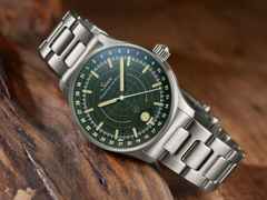 Sinn Spezialuhren 308 Jagduhr Automatik Edelstahl 40mm grünes Zifferblatt Metallband – Herrenuhren Uhr mit Datum aus Edelstahl. Das Gehäuse ist rund und silber. Das Edelstahlarmband ist silber. Das Zifferblatt ist ein Index in grün. – Ansicht 7