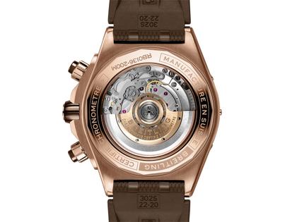 Breitling Super Chronomat B01 44 Automatik Rotgold braunes Zifferblatt braunes Kautschukband – Herrenuhren Chronograph aus 750 Rotgold. Das Gehäuse ist rund und roségold. Das Kautschuk / Kunststoff / Silikon Armband ist roségold. Das Zifferblatt ist ein Index in braun. – Ansicht 2