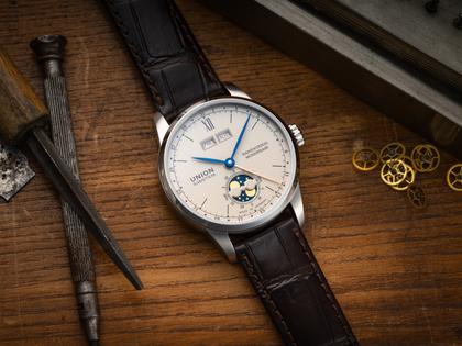 Union Glashütte 1893 Johannes Dürrstein Edition Doppelmondphase Handaufzug Edelstahl 41mm beiges Zifferblatt braunes Lederband – Herrenuhren Uhr mit Datum aus Edelstahl und Leder. Das Gehäuse ist rund und silber. Das Lederarmband ist braun. Das Zifferblatt ist römisch Index und beige. – Ansicht 9