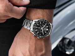 TAG Heuer Carrera Chronograph Automatik Edelstahl 44mm schwarzes Zifferblatt Metallband – Herrenuhren Chronograph aus Edelstahl und Keramik. Das Gehäuse ist rund und silber. Das Edelstahlarmband ist silber. Das Zifferblatt ist ein Index in schwarz. – Ansicht 2