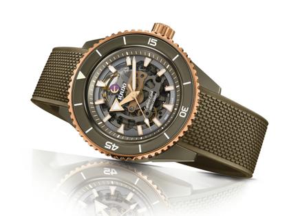 Rado Captain Cook High-Tech Ceramic Skeleton Automatik Keramik 43mm graues Zifferblatt olivgrünes Kautschukband – Herrenuhren Uhr ohne Datum aus Edelstahl, Kautschuk, Keramik, PVD beschichtet und Titan. Das Gehäuse ist rund und grau. Das Kautschuk / Kunststoff / Silikon Armband ist grau. Das Zifferblatt ist ein Index in grau. – Ansicht 4