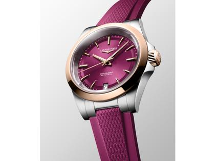 Longines Conquest Automatik Edelstahl 34mm magentafarbenes Zifferblatt magentafarbenes Kautschukband – Damenuhren Uhr mit Datum aus 750 Rotgold, Edelstahl und Kautschuk. Das Gehäuse ist rund und silber. Das Kautschuk / Kunststoff / Silikon Armband ist pink. Das Zifferblatt ist ein Index in silber. – Ansicht 2