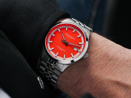 Bruno Söhnle Glashütte Turin Automatik "Bright Red" Sonderedition 2026 Edelstahl 39,5mm rotes Zifferblatt Metallband – Herrenuhren Uhr mit Datum aus Edelstahl. Das Gehäuse ist rund und silber. Das Edelstahlarmband ist silber. Das Zifferblatt ist ein Index in rot. – Ansicht 5