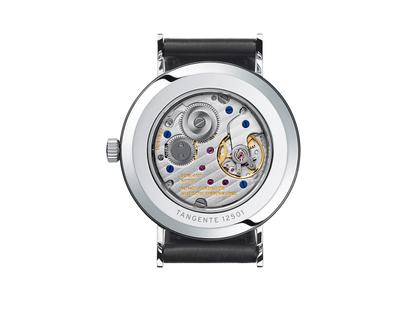 Nomos Glashütte Tangente 38 Datum Handaufzug Edelstahl 38mm weißes Zifferblatt schwarzes Lederband Glasboden – Herrenuhren Uhr mit Datum aus Edelstahl und Leder. Das Gehäuse ist rund und silber. Das Lederarmband ist schwarz. Das Zifferblatt ist arabisch Index und silber. – Ansicht 3