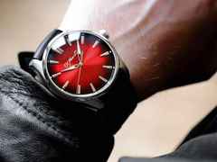 H. Moser & Cie. Pioneer Centre Seconds Rot Fumé Automatik Edelstahl 42,8mm rotes Zifferblatt schwarzes Kautschukband – Herrenuhren Uhr ohne Datum aus Edelstahl. Das Gehäuse ist rund und silber. Das Kautschuk / Kunststoff / Silikon Armband ist schwarz. Das Zifferblatt ist ein Index in rot. – Ansicht 2