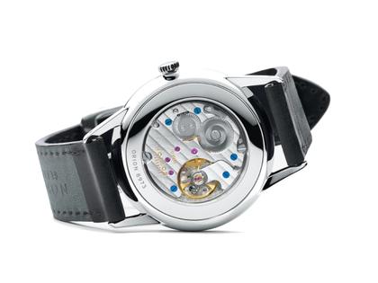 Nomos Glashütte Orion 38 Handaufzug Edelstahl 38mm weißes Zifferblatt schwarzes Zifferblatt Glasboden – Herrenuhren Uhr ohne Datum aus Edelstahl. Das Gehäuse ist rund und silber. Das Lederarmband ist schwarz. Das Zifferblatt ist ein Index in weiß. – Ansicht 4