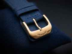 Mühle Glashütte 29er Big Bronze Edition 1994 Automatik 42,4mm blaues Zifferblatt blaues Canvasband – Herrenuhren Uhr mit Datum aus Edelstahl. Das Gehäuse ist rund und roségold. Das Textilarmband ist blau. Das Zifferblatt ist ein Index in weiß. – Ansicht 5