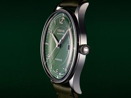 Union Glashütte Noramis Datum Automatik Edelstahl 40mm grünes Zifferblatt grünes Lederband – Herrenuhren Uhr mit Datum aus Edelstahl. Das Gehäuse ist rund und silber. Das Lederarmband ist grün. Das Zifferblatt ist ein Index in grün. – Ansicht 2