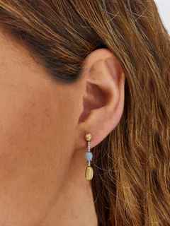 Nanis Dancing in the Rain Azure Ohrhänger  Gelbgold Milky Aquamarin – Ohrschmuck Ohrhänger aus 750 Gelbgold. – Ansicht 2