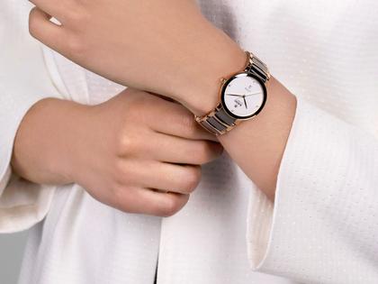 Rado Centrix Diamonds Automatik Edelstahl Roségold-PVD 30,5mm weißes Zifferblatt mit Brillanten Metallband – Damenuhren Uhr mit Datum aus Edelstahl, Keramik und PVD beschichtet. Das Gehäuse ist rund und roségold. Das Keramikarmband ist grau. Das Zifferblatt ist ein Index in weiß. – Ansicht 6