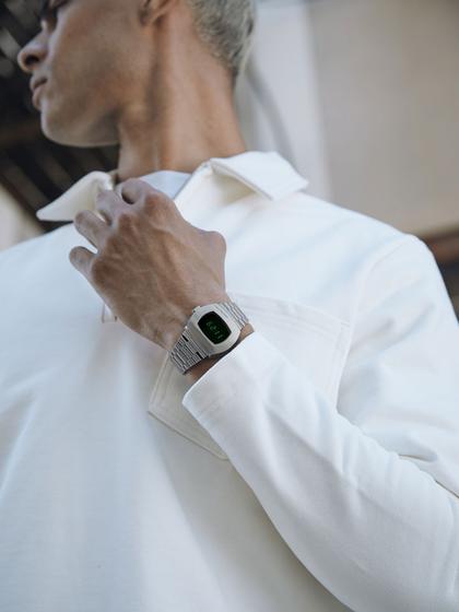 Hamilton PSR Edelstahl grünes Display – Herrenuhren Uhr ohne Datum aus Edelstahl. Das Gehäuse ist sonstige Form und silber. Das Edelstahlarmband ist silber. Das Zifferblatt ist digital und schwarz. – Ansicht 3