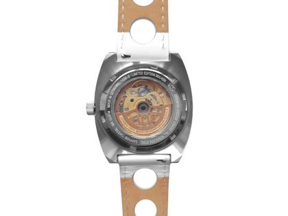 UMF Ruhla Scheibenuhr Automatik mit springender Stunde Edelstahl 41mm  Final Edition oranges Zifferblatt weißes Lederband limitiert – Herrenuhren Uhr ohne Datum aus Edelstahl und Leder. Das Gehäuse ist tonneauform und silber. Das Lederarmband ist rot. Das Zifferblatt ist digital und rot. – Ansicht 2