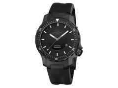 Mühle Glashütte Sea-Timer Blackmotion Automatik Edelstahl PVD-Schwarz 44mm schwarzes Zifferblatt schwarzes Kautschukband – Herrenuhren Uhr mit Datum aus Edelstahl, PVD beschichtet und Titancarbid beschichtet. Das Gehäuse ist rund und schwarz. Das Kautschuk / Kunststoff / Silikon Armband ist schwarz. Das Zifferblatt ist ein Index in schwarz.