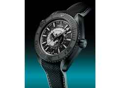 Omega Seamaster Planet Ocean 600M Automatik Edelstahl Schwarz-DLC 45,5mm schwarzes Zifferblatt schwarzes Kautschukband – Herrenuhren Uhr mit Datum aus DLC beschichtet, Edelstahl, Kautschuk und Keramik. Das Gehäuse ist rund und schwarz. Das Kautschuk / Kunststoff / Silikon Armband ist schwarz. Das Zifferblatt ist ein Index in schwarz. – Ansicht 3