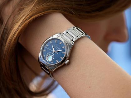 Glashütte Original Lady Serenade Luna Automatik Edelstahl 32,5mm blaues Zifferblatt Metallband – Damenuhren Uhr ohne Datum aus Edelstahl. Das Gehäuse ist rund und silber. Das Edelstahlarmband ist silber. Das Zifferblatt ist ein Index in blau. – Ansicht 3