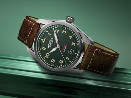 Alpina Startimer Pilot Automatik Edelstahl 40mm graues Zifferblatt braunes Lederband – Herrenuhren Uhr mit Datum aus Edelstahl und Leder. Das Gehäuse ist rund und silber. Das Lederarmband ist braun. Das Zifferblatt ist arabisch Index und grau. – Ansicht 4