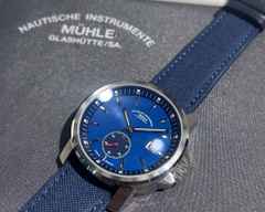 Mühle Glashütte 29er Big Kleine Sekunde Automatik Edelstahl 42,4mm blaues Zifferblatt blaues Textilband – Herrenuhren Uhr mit Datum aus Edelstahl. Das Gehäuse ist rund und silber. Das Textilarmband ist blau. Das Zifferblatt ist ein Index in blau. – Ansicht 4