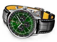 Breitling Navitimer B01 Chronograph 46 Edelstahl grünes Zifferblatt schwarzes Lederband – Herrenuhren Chronograph aus Edelstahl. Das Gehäuse ist rund und silber. Das Lederarmband Kroko / Alligator ist schwarz. Das Zifferblatt ist ein Index in grün. – Ansicht 3