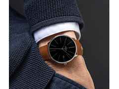 Junghans Meister fein Automatic Edelstahl 39mm schwarzes Zifferblatt braunes Lederband – Herrenuhren Uhr mit Datum aus Edelstahl. Das Gehäuse ist rund und silber. Das Lederarmband ist braun. Das Zifferblatt ist ein Index in schwarz. – Ansicht 4