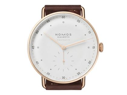 Nomos Glashütte Metro neomatik 39 Automatik Roségold 39mm weißes Zifferblatt braunes Lederband – Herrenuhren Uhr ohne Datum aus 750 Rotgold. Das Gehäuse ist rund und roségold. Das Lederarmband ist braun. Das Zifferblatt ist arabisch Index und silber. – Ansicht 3
