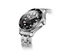 Omega Seamaster Diver 300M Automatik Edelstahl 42mm schwarzes Zifferblatt Metallband – Herrenuhren Uhr mit Datum aus Edelstahl und Keramik. Das Gehäuse ist rund und silber. Das Edelstahlarmband ist silber. Das Zifferblatt ist ein Index in schwarz. – Ansicht 2